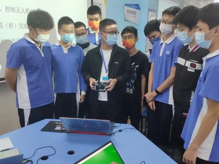 ����~˭����������Я���߼�����ѧУ��ᡰ�桱���˻����ˣ�