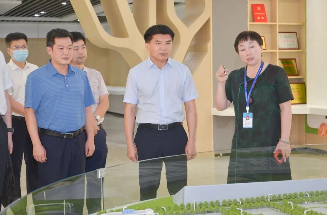 ��ɫ���������쵼�ʶӵ�������Я���߼�����ѧУ���п����������¶ֱͨ����ѧ��