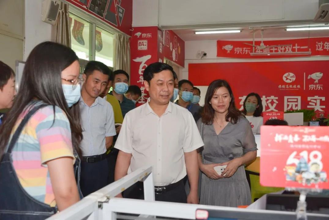 �����������쵼�ʶӵ�������Я���߼�����ѧУο�ʿ����������¶ֱͨ����ѧ��