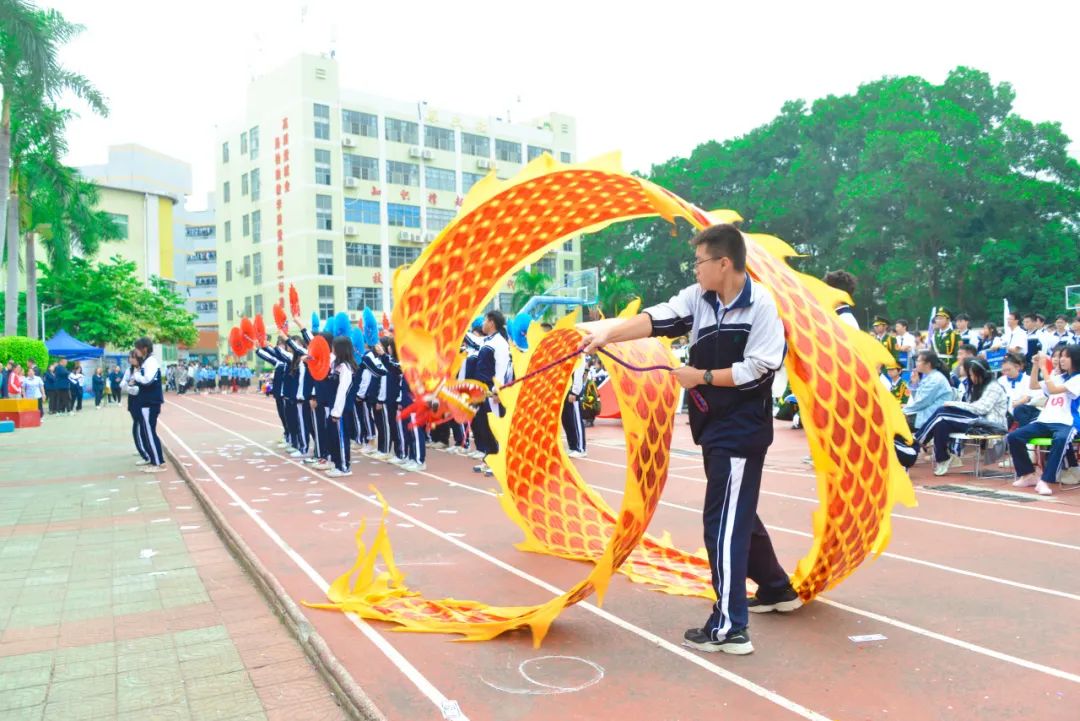 ������Я���߼�����ѧУ��ʮ�Ľ��˶��ἤ�鿪Ļ,��ȼ�ֻ��֣�