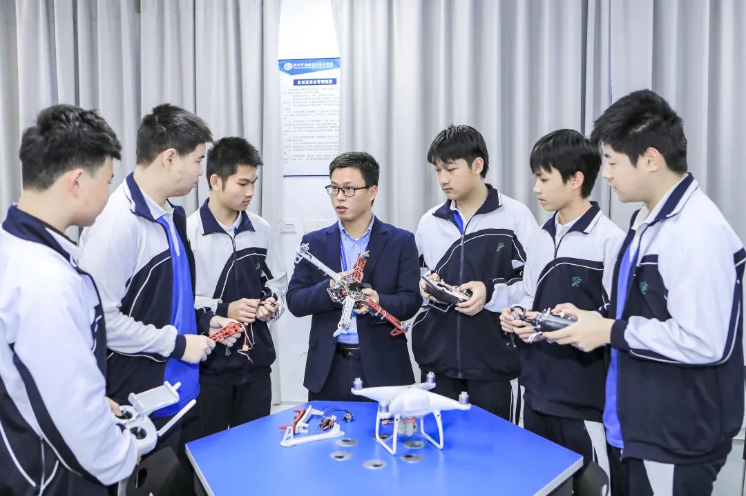 ���Ҽ�У԰���շ���Ӫ���仧������Я���߼�����ѧУ������������Ƭ����