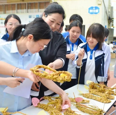���Ь���Ժ����......����Я���߼�����ѧУ�����е㲻һ��